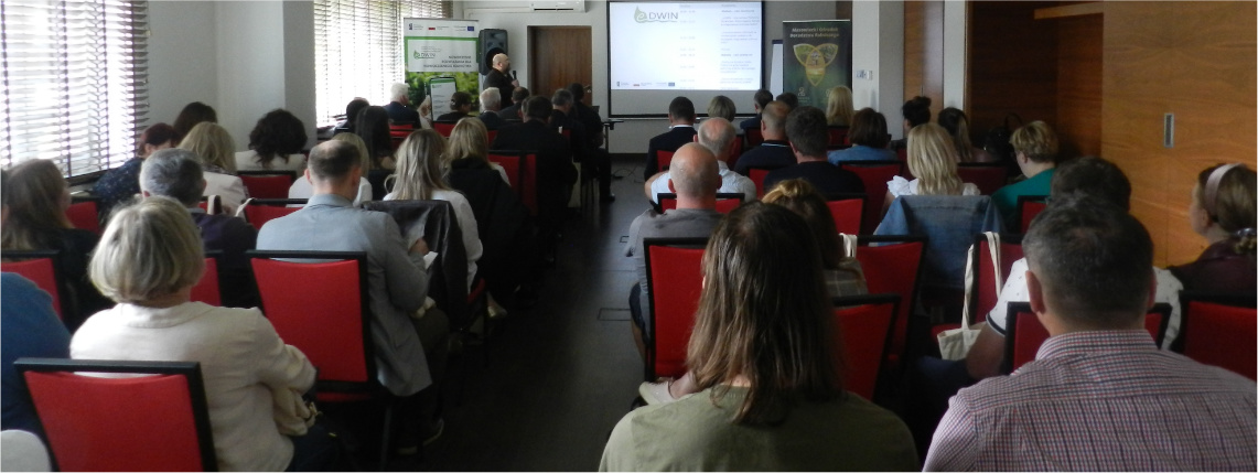 Druga konferencja podsumowująca projekt eDWIN odbyła się w Piasecznie i była zorganizowana przez Mazowiecki Ośrodek Doradztwa Rolniczego Wnętrze pomieszczenia. W sali konferencyjnej widać kilkadziesiąt osób siedzących na krzesłach i oglądających prezentację na rzutniku.