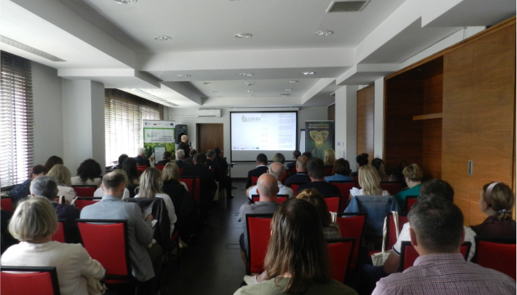 Druga konferencja podsumowująca projekt eDWIN odbyła się w Piasecznie i była zorganizowana przez Mazowiecki Ośrodek Doradztwa Rolniczego Wnętrze pomieszczenia. W sali konferencyjnej widać kilkadziesiąt osób siedzących na krzesłach i oglądających prezentację na rzutniku.