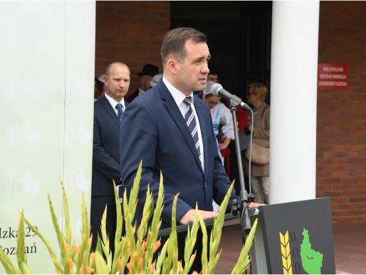 Jacek Sommerfeld, dyrektor Wielkopolskiego Ośrodka Doradztwa Rolniczego w Poznaniu, rozpoczął uroczystość prapremiery platformy eDWIN Dyrektor Jacek Sommerfeld przemawia przez mikrofon przy mównicy.