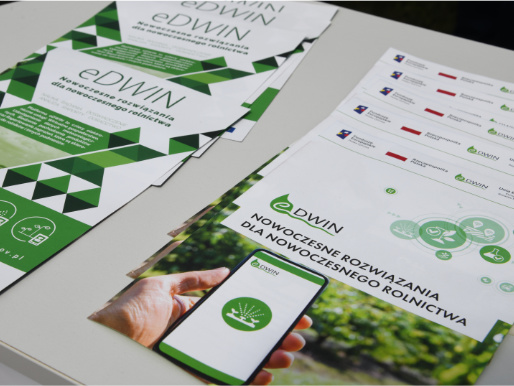 Odwiedzający targi w Sielinku mogli ze sobą zabrać ulotki z informacjami o platformie eDWIN Ulotki o platformie eDWIN leżą rozłożone na stole.