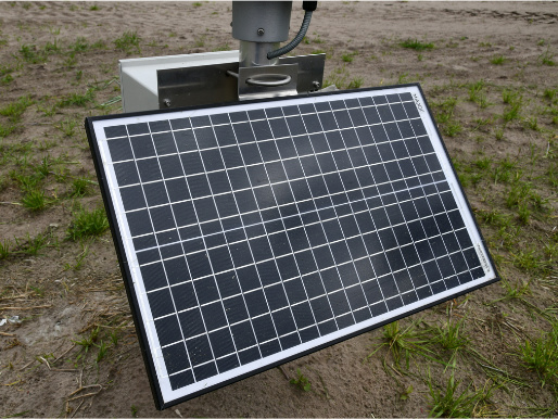 Stacje meteorologiczne zawierają specjalistyczne elementy służące do pomiaru warunków atmosferycznych Zbliżenie na panel słoneczny, który jest elementem stacji meteorologicznej.