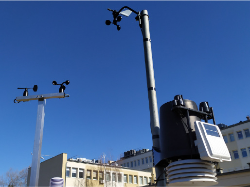 W Polsce funkcjonuje prawie 600 stacji meteorologicznych w ramach platformy eDWIN Na pierwszym planie stacja meteorologiczna przed siedzibą WODR. W tle główny budynek WODR w Poznaniu.