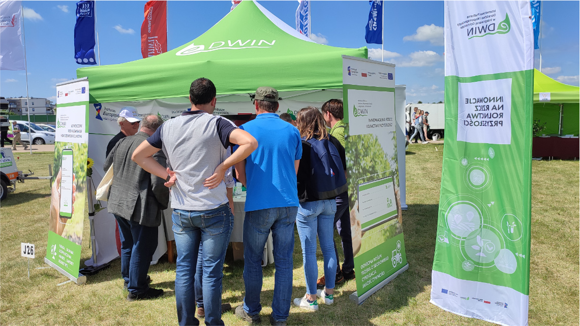 Premiera platformy doradczej eDWIN na Krajowych Dniach Pola cieszyła się dużym zainteresowaniem Grupa kilku osób stoi przy namiocie, w którym jest stoisko platformy eDWIN.