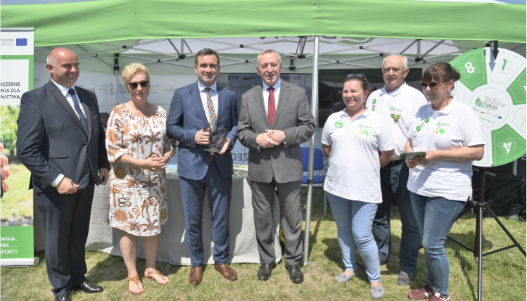 Stoisko platformy eDWIN odwiedził między innymi Henryk Kowalczyk, Minister Rolnictwa i Rozwoju Wsi Grupa kilku osób, w tym dyrektor WODR i minister rolnictwa, stoi przed namiotem eDWIN i pozuje do zdjęcia.