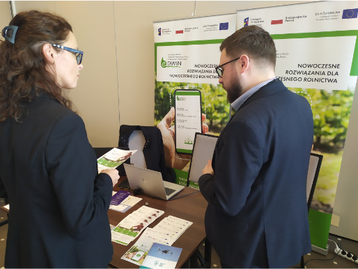 Projekt eDWIN miał również swoje stoisko podczas Forum Inteligentnego Rozwoju. Cieszyło się ono dużym zainteresowaniem Adam Fojud, informatyk WODR (po prawej) rozmawia z młodą kobietą przy stoisku projektu eDWIN.