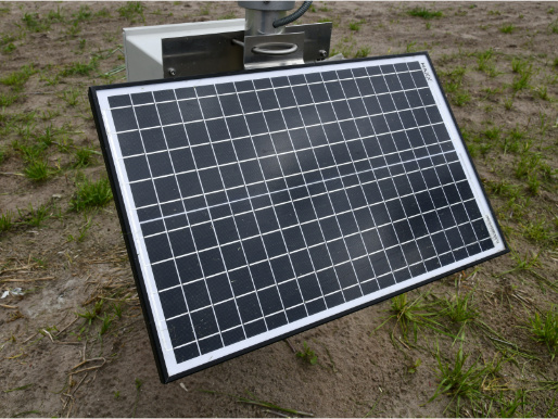 W gospodarstwie Pana Krystiana zamontowana została stacja meteorologiczna Panel fotowoltaiczny ze stacji meteorologicznej jest ustawiony tuż nad ziemią.