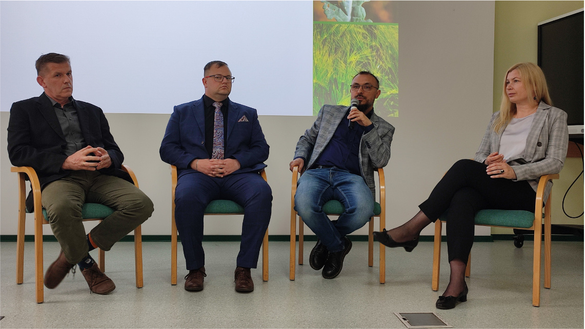 W panelu dyskusyjnym uczestniczyli przedstawiciele Wielkopolskiego Ośrodka Doradztwa Rolniczego w Poznaniu oraz Centrum Doradztwa Rolniczego Trzej mężczyźni oraz kobieta siedzą na zielonych krzesłach. To uczestnicy panelu dyskusyjnego. a ich plecami na rzutniku widoczna jest prezentacja.