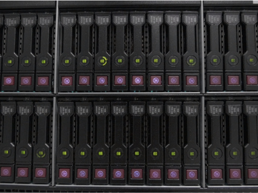 Serwerownia PCSS zapewnia ogromną przestrzeń dyskową Wnętrze serwerowni PCSS. Na zbliżeniu widoczne są czarne serwery, które są ułożone jeden obok drugiego.