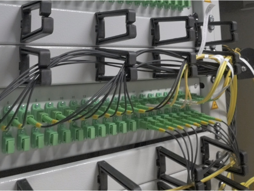 Bez serwerowni PCSS realizacja projektu eDWIN byłaby niemożliwa Wnętrze serwerowni PCSS. Zielone przyciski znajdują się na szarym panelach. To element serwerowni.