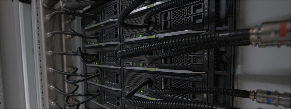 Serwerownia PCSS to technologiczne zaplecze eDWIN Wnętrze serwerowni PCSS. Na zbliżeniu widoczne są kable serwerów.