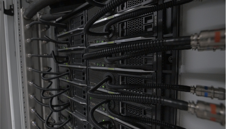 Serwerownia PCSS to technologiczne zaplecze eDWIN Wnętrze serwerowni PCSS. Na zbliżeniu widoczne są kable serwerów.