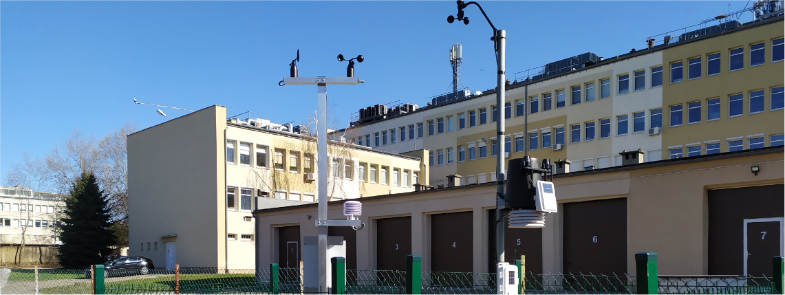 Stacje meteorologiczne, które powstały w ramach platformy eDWIN, dostarczą rolnikom najważniejsze dane Słoneczny dzień. Przed budynkiem WODR w Poznaniu stoi stacja meteorologiczna. Jest ona ogrodzona płotem.