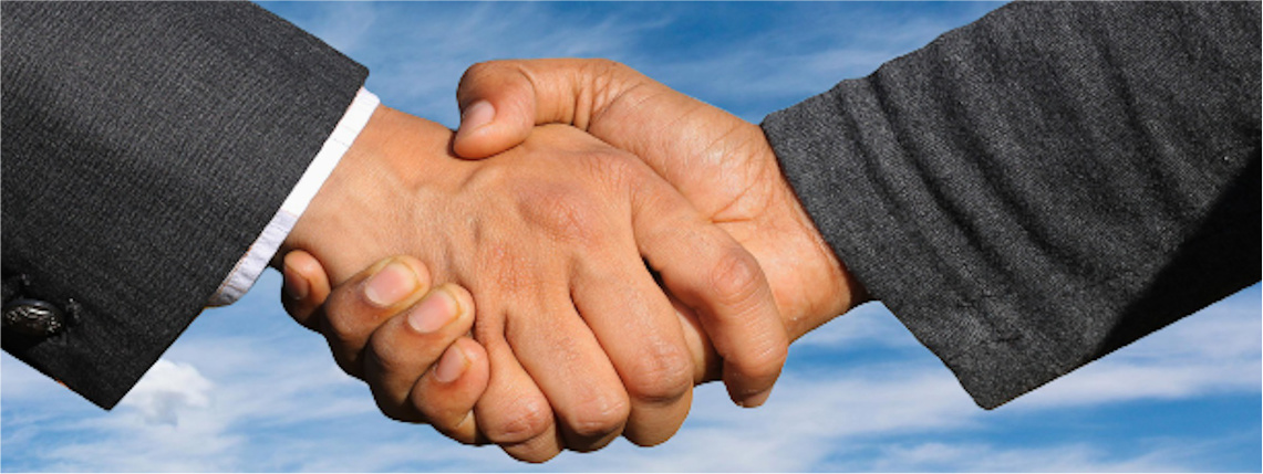 W projekcie eDWIN łącznie uczestniczy 19 partnerów z całej Polski (zdjęcie - Pixabay) Zdjęcie ilustracyjne. Uścisk dwóch męskich dłoni na tle błękitnego nieba.