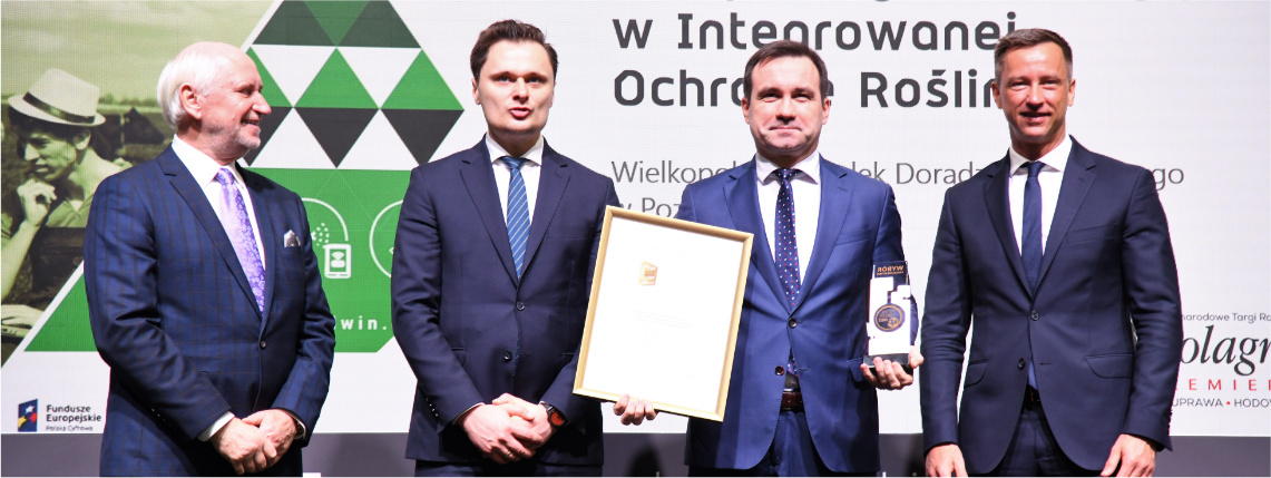 Platforma eDWIN otrzymała dwa Złote Medale targów Polagra Premiery Dyrektor Jacek Sommerfeld stoi ze Złotym Medalem na scenie targów Polagra Premiery