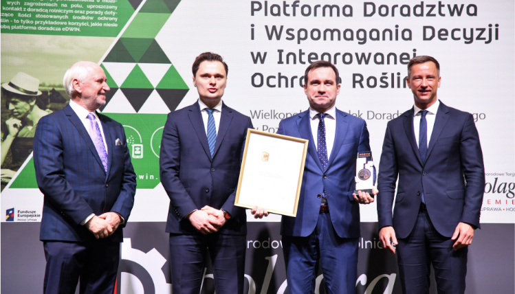 Platforma eDWIN otrzymała dwa Złote Medale targów Polagra Premiery Dyrektor Jacek Sommerfeld stoi ze Złotym Medalem na scenie targów Polagra Premiery